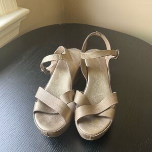 Chunky vintage y2k gold platform sandals with hematite buckles